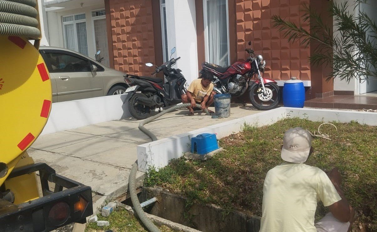 gambar penyedotan septic tank